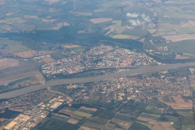 Tuna Nehri üzerinde Komarno (Slovakya) ve Komarom (Macaristan) hava manzarası