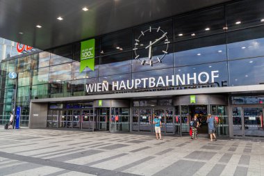 VIENNA, AUSTRIA - 13 Ağustos 2021: Viyana ana ana tren istasyonu (Wien Hauptbahnhof) girişi, Avusturya