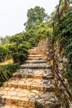 Yunanistan 'ın Moreloponnese yarımadasındaki Dimitsana köyü yakınlarındaki Açık Hava Su Enerji Müzesi' ne adımlar