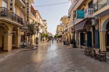 ZAKYNTHOS, GREECE - 9 Ağustos 2021: Yunanistan 'ın Zakynthos adasındaki Zakynthos kasabasında yaya caddesi