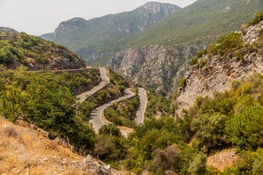 Yunanistan 'ın Mora yarımadasındaki Nedontas Boğazı' nda 82. Yol
