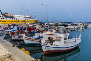 KILLINI, GREECE - 9 AĞUSTOS 2021: Yunanistan 'ın Mora yarımadasındaki Killini limanında tekneler