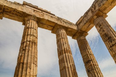 Yunanistan 'ın Mora yarımadasındaki antik Nemea' daki Zeus Tapınağı harabeleri