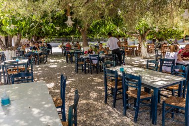 DIAKOPTO, GREECE - 3 Ağustos 2021: Yunanistan 'ın Mora yarımadasında Diakopto' da açık hava restoranı.