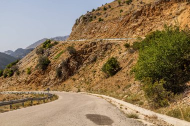 Yunanistan 'ın Mora yarımadasındaki Peristera köyü yakınlarındaki dağ yolu.