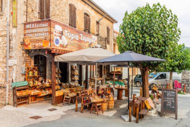 VYTINA, GREECE - 7 Ağustos 2021: Yunanistan 'ın Peloponnese yarımadasındaki Vytina köyündeki yerel ürün mağazası