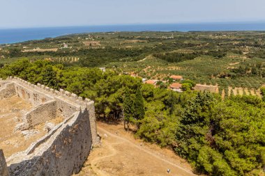 Yunanistan 'ın Mora yarımadasındaki Chlemoutsi (Clermont) ortaçağ kalesi yakınlarındaki manzara
