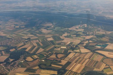 Macaristan 'da Tuna Nehri ile Arak, Puski, Mariakalnok ve Halaszi köylerinin hava manzarası