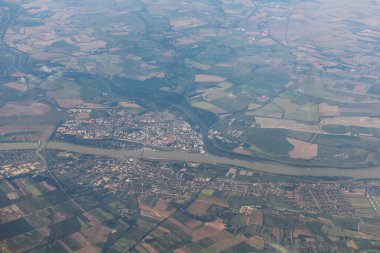 Tuna Nehri üzerinde Komarno (Slovakya) ve Komarom (Macaristan) hava manzarası