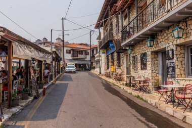 DİMITSANA, GREECE - 8 Ağustos 2021: Mora yarımadasındaki Dimitsana köyü, Yunanistan