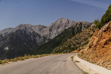 Yunanistan 'ın Mora yarımadasındaki Peristera köyü yakınlarındaki dağ yolu.