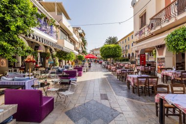 ZAKYNTHOS, GREECE - 9 Ağustos 2021: Yunanistan 'ın Zakynthos adasındaki Zakynthos kasabasında yaya caddesi