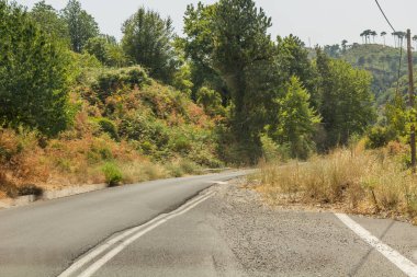 Yunanistan 'ın Peloponnese yarımadasındaki ezici bir kaymayla 82. Yol hasar gördü