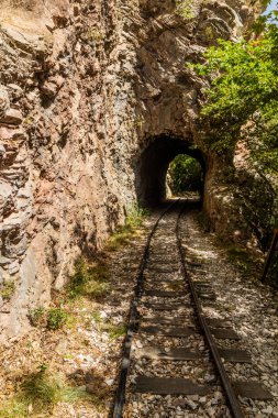 Yunanistan 'ın Mora yarımadasındaki Vouraikos Boğazı' ndaki Odontotos demiryolu dar kalibreli..