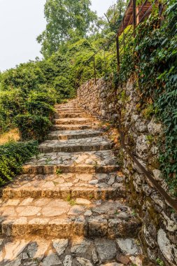 Yunanistan 'ın Moreloponnese yarımadasındaki Dimitsana köyü yakınlarındaki Açık Hava Su Enerji Müzesi' ne adımlar
