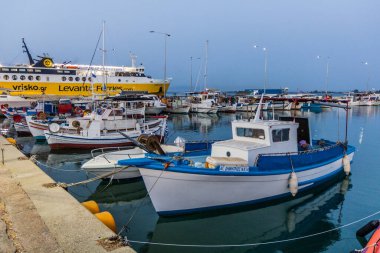 KILLINI, GREECE - 9 AĞUSTOS 2021: Yunanistan 'ın Mora yarımadasındaki Killini limanında tekneler