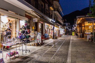 KALAVRYTA, GREECE - 2 Ağustos 2021: Yunanistan 'ın Mora yarımadasındaki Kalavryta' da yayaların akşam manzarası.