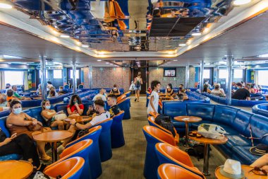 KILLINI, GREECE - 9 AĞUSTOS 2021: Yunanistan 'ın Peloponnese yarımadasındaki Zakynthos adasıyla Killini arasındaki feribotun güvertesi