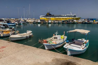 KILLINI, GREECE - 9 AĞUSTOS 2021: Yunanistan 'ın Mora yarımadasındaki Killini limanında tekneler