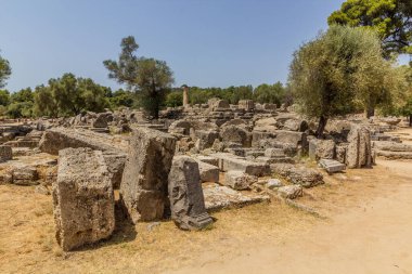 Yunanistan 'ın Mora yarımadasındaki Antik Olympia' daki Zeus Tapınağı kalıntıları