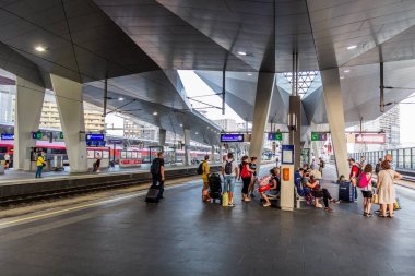 VIENNA, AUSTRIA - 13 Ağustos 2021: Viyana ana ana tren istasyonu platformu (Wien Hauptbahnhof), Avusturya