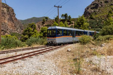 VOURAIKOS, GREECE - 3 Ağustos 2021: Yunanistan 'ın Peloponnese yarımadasındaki Vouraikos Boğazı' ndaki dar bir dişli çarklı Odontotos demiryolunda tren.