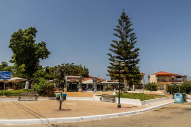 KASTRO, GREECE - 9 Ağustos 2021: Yunanistan 'ın Mora yarımadasındaki Kastro köyünün meydanı