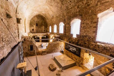 CHLEMOUTSI, GREECE - 9 AĞUSTOS 2021: Yunanistan 'ın Mora yarımadasındaki Chlemoutsi (Clermont) ortaçağ kalesi