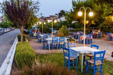 PETALIDI, GREECE - 12 Ağustos 2021: Yunanistan 'ın Peloponnese yarımadasındaki Petalidi' de açık hava tavernası