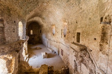 CHLEMOUTSI, GREECE - 9 AĞUSTOS 2021: Yunanistan 'ın Mora yarımadasındaki Chlemoutsi (Clermont) ortaçağ kalesi