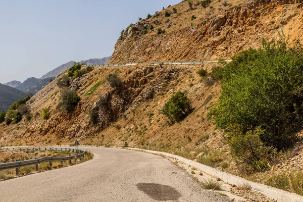 Yunanistan 'ın Mora yarımadasındaki Peristera köyü yakınlarındaki dağ yolu.