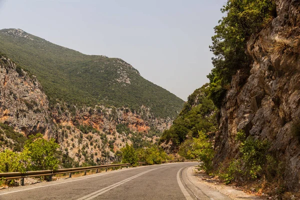 Yunanistan 'ın Mora yarımadasındaki Nedontas Boğazı' nda 82. Yol