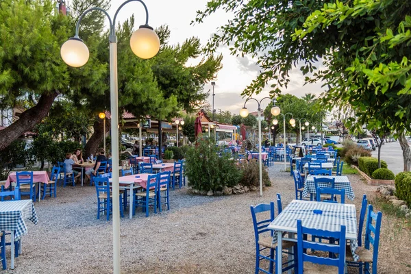 PETALIDI, GREECE - 12 Ağustos 2021: Yunanistan 'ın Peloponnese yarımadasındaki Petalidi' de açık hava tavernası