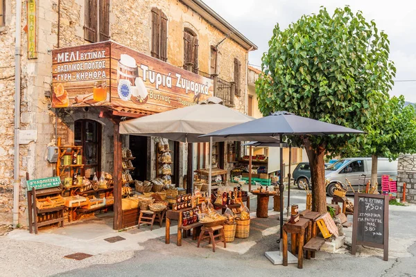 VYTINA, GREECE - 7 Ağustos 2021: Yunanistan 'ın Peloponnese yarımadasındaki Vytina köyündeki yerel ürün mağazası