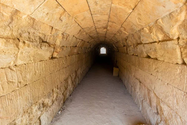 Yunanistan 'ın Mora yarımadasındaki antik Nemea Stadyumu' na giden tünel