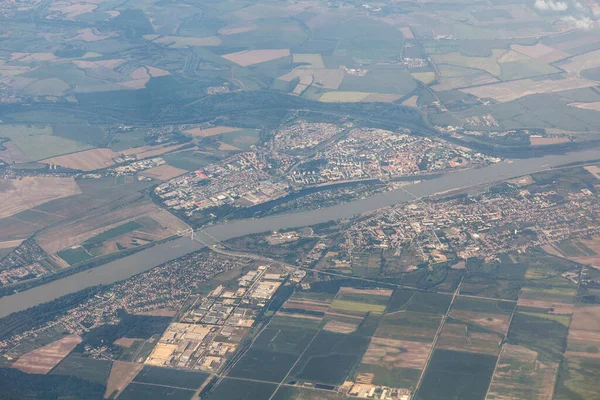 Tuna Nehri üzerinde Komarno (Slovakya) ve Komarom (Macaristan) hava manzarası