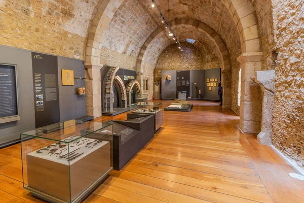 CHLEMOUTSI, GREECE - 9 AĞUSTOS 2021: Yunanistan 'ın Peloponnese yarımadasındaki ortaçağ şatosunda sergiler