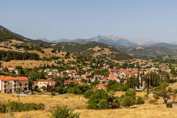 Yunanistan 'ın Mora yarımadasındaki Kalavryta kasabasının hava manzarası.