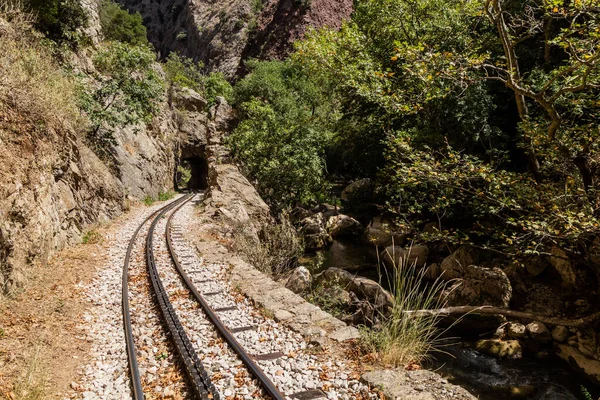 Yunanistan 'ın Mora yarımadasındaki Vouraikos Boğazı' nda Odontotos demiryolu dar çarklı..