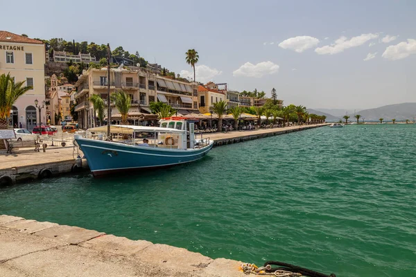 NAFPLIO, GREECE - 5 Ağustos 2021: Yunanistan 'ın Nafplio kentinde bir sahil manzarası