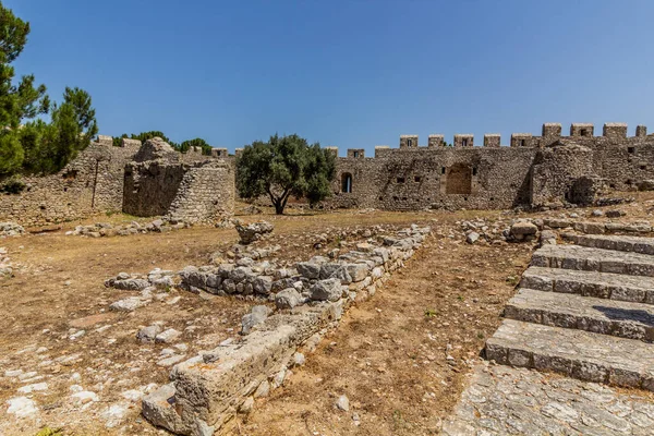 Yunanistan 'ın Mora yarımadasındaki Chlemoutsi (Clermont) ortaçağ kalesi kalıntıları