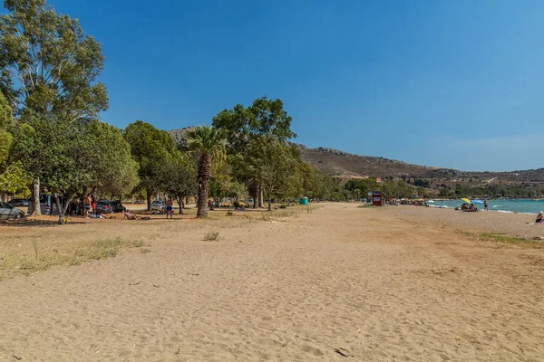 KARATHONA, GREECE - 6 Ağustos 2021: Yunanistan 'ın Mora yarımadasındaki Karathona plajında insanlar