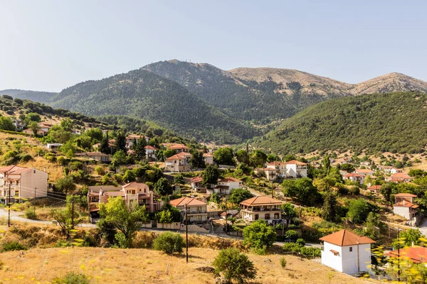 Yunanistan 'ın Mora yarımadasındaki Kalavryta kasabasının hava manzarası.