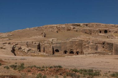Mardin 'in Dara köyündeki antik mezarlar ve kaya kesimi yapılar