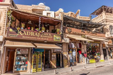 MARDIN, TURKEY - 26 Eylül 2022: Mardin, Türkiye 'deki mağazalar ve kafeler
