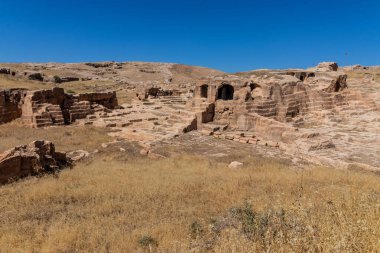Mardin 'in Dara köyündeki antik mezarlar ve kaya kesimi yapılar