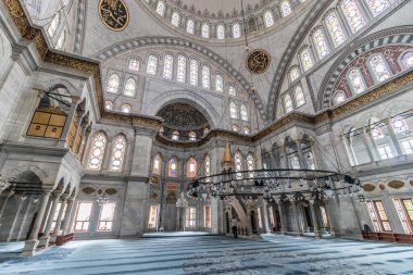 İSTANBUL, TURKEY - 18 Eylül 2022: İstanbul, Türkiye 'deki Nuruosmaniye Camii' nin İçi