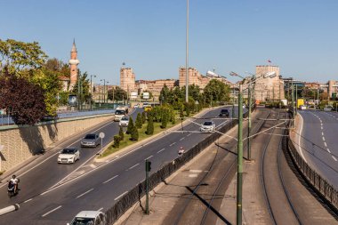 İSTANBUL, TURKEY - 19 Eylül 2022: Karayolları, tramvay rayları ve İstanbul, Türkiye 'nin Theodosian Duvarları