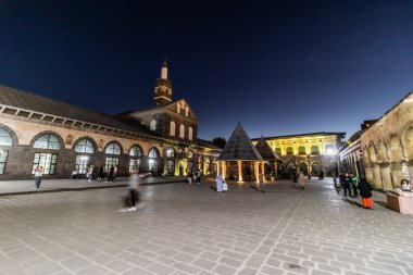 DİYARBAKIR, TURKEY - 25 Eylül 2022: Diyarbakır Büyük Camii 'nin avlusunun akşam manzarası