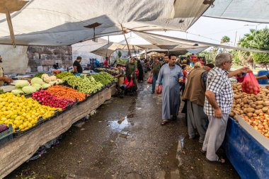 SANLIURFA, TURKEY - 21 Eylül 2022: Şanlıurfa, Türkiye 'de bir sokak pazarında meyve ve sebze tezgahları